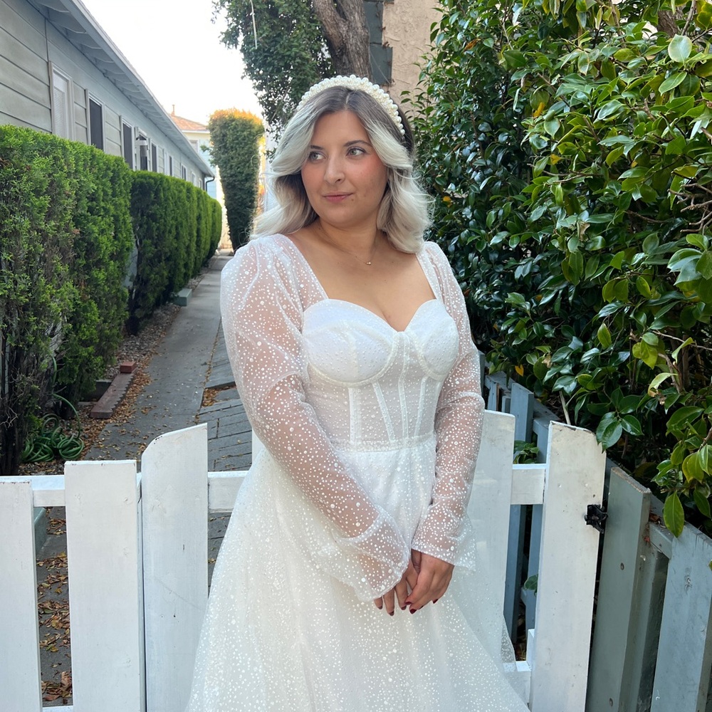 Elegant White Sparkle bridal ball gown with long sleeves and train - Picture 3 of 8